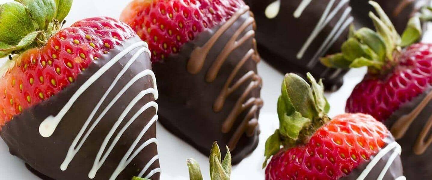 12 Premium Chocolate Dipped Strawberries™ Toronto Flower Co. 