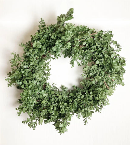 Green Spirit ™ Wreath by Toronto Flower Co. is an artificial holiday design to decorate your door in the best minimalist style throughout the years.
